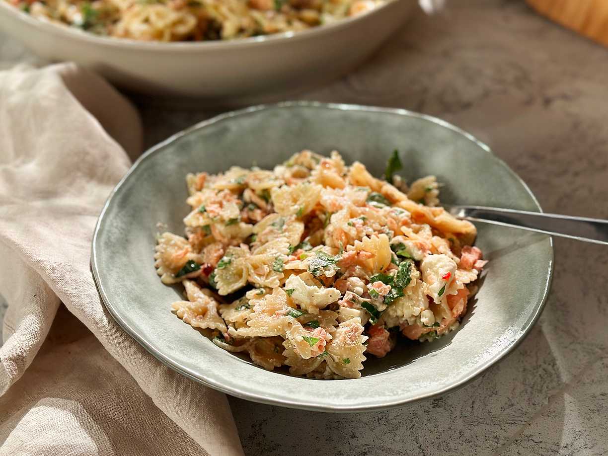 Krämig pastasallad med lax