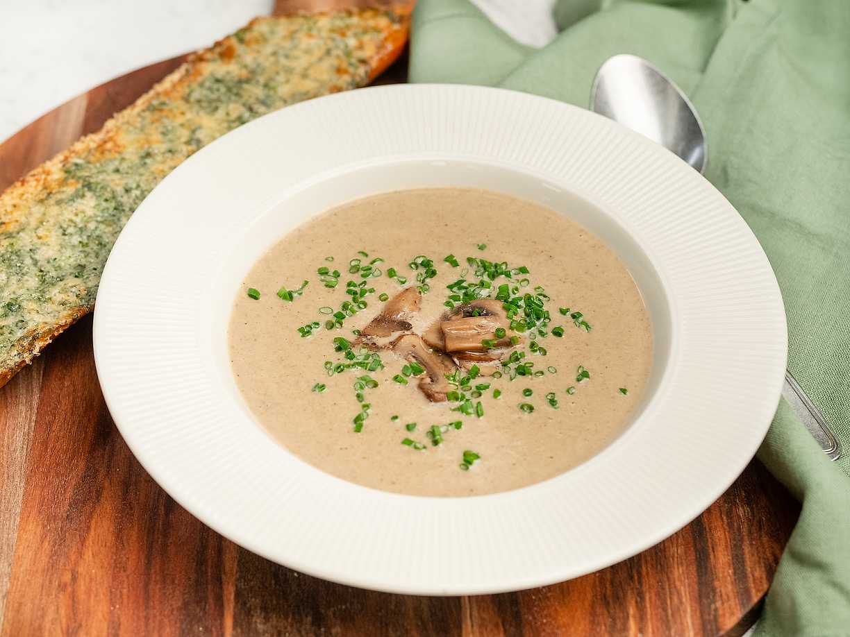 Krämig svampsoppa med vitlöksbröd