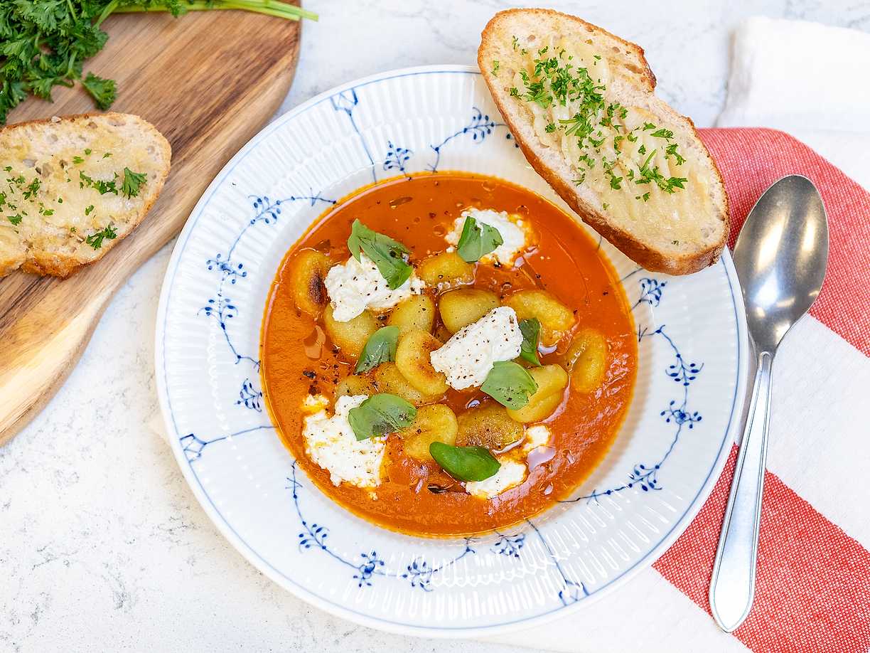 Krämig tomatsoppa med konfiterad vitlök