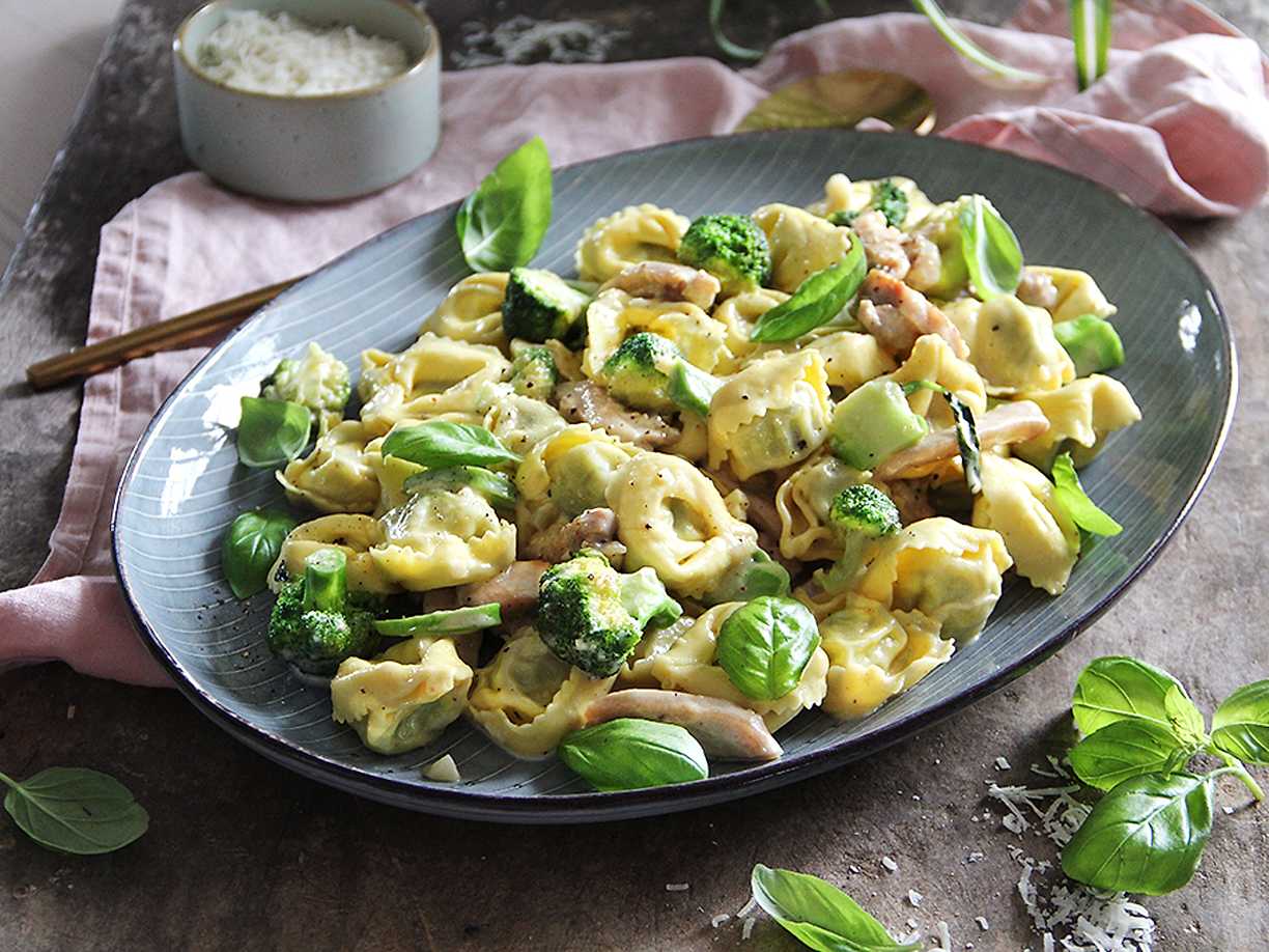 Krämig tortellini med kyckling och broccoli | Kö