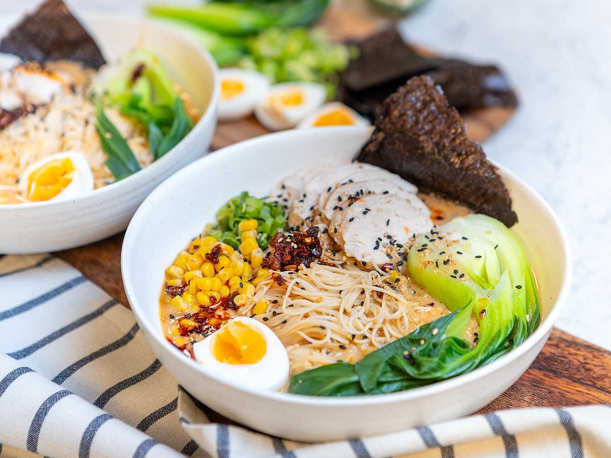 Krämig spicy miso ramen med kyckling och pak choi