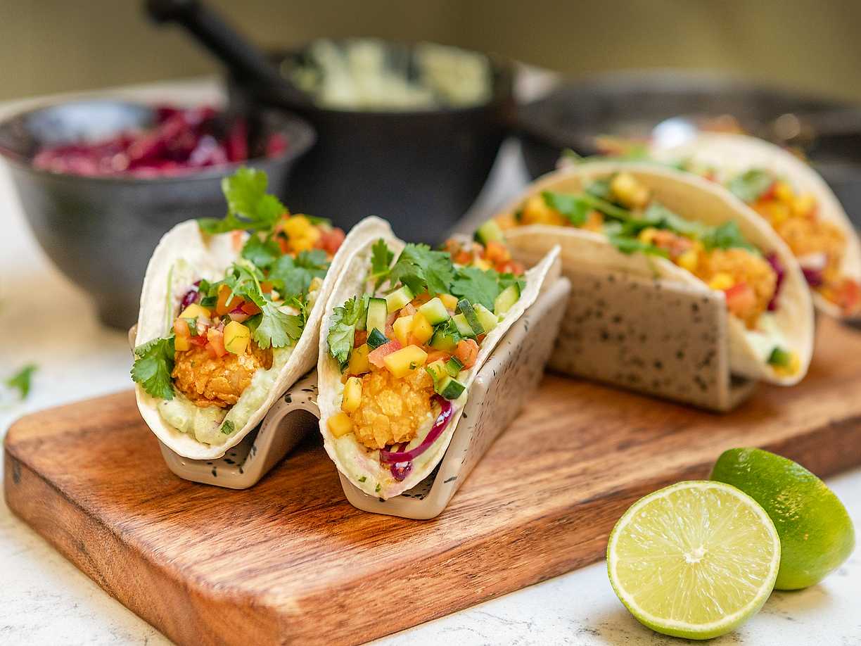 Krispig fish taco med mangosalsa och guacemole