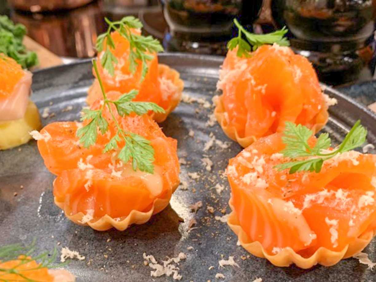 Krispig wontontartelett med gravad lax
