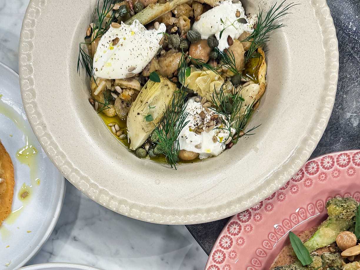 Kronärtskocka med smörbönor och burrata