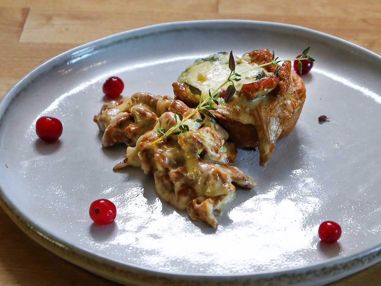 Krustader fyllda med svamp och ädelost