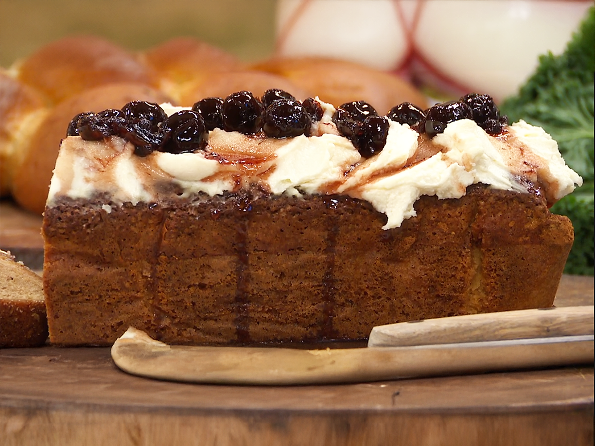 Kryddig mandelkaka med mascarpone och inlagda körsbär