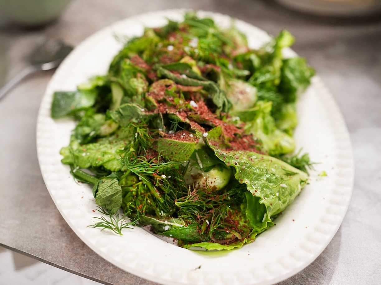 Kryddig örtsallad med snabbpicklad gurka