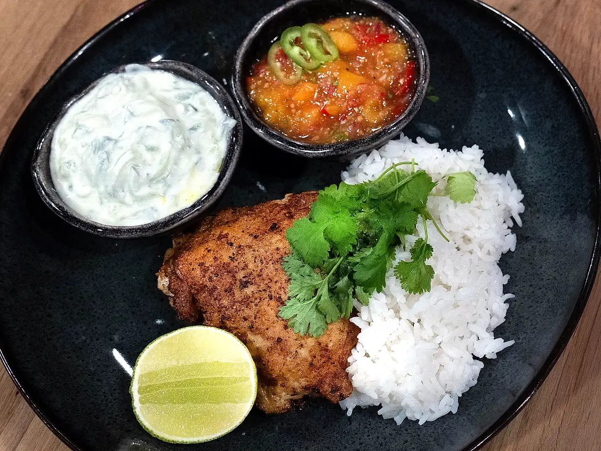 Kyckling med currysmör, mango chutney och tzatziki