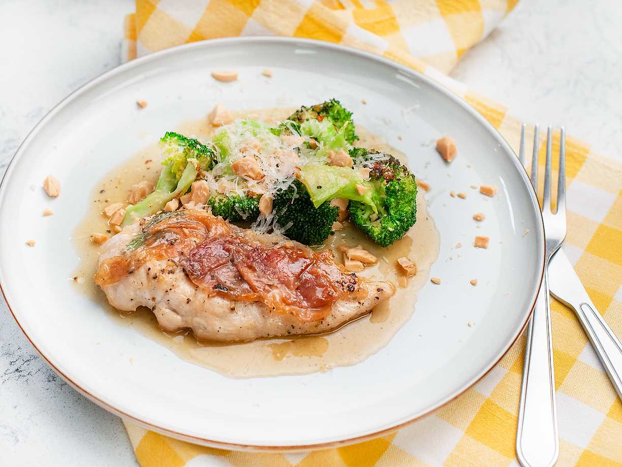 Kyckling med vitlöksfräst broccoli och mandlar