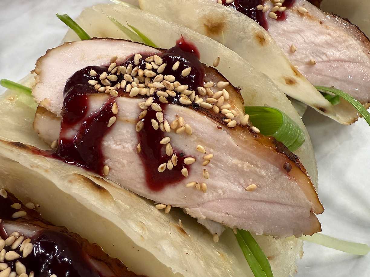 Kycklingbröst i rispannkakor med körsbärssås