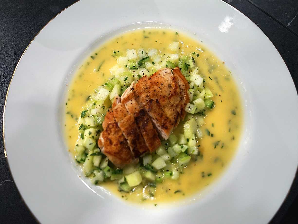 Kycklingbröst med äppelsallad och beurre blanc