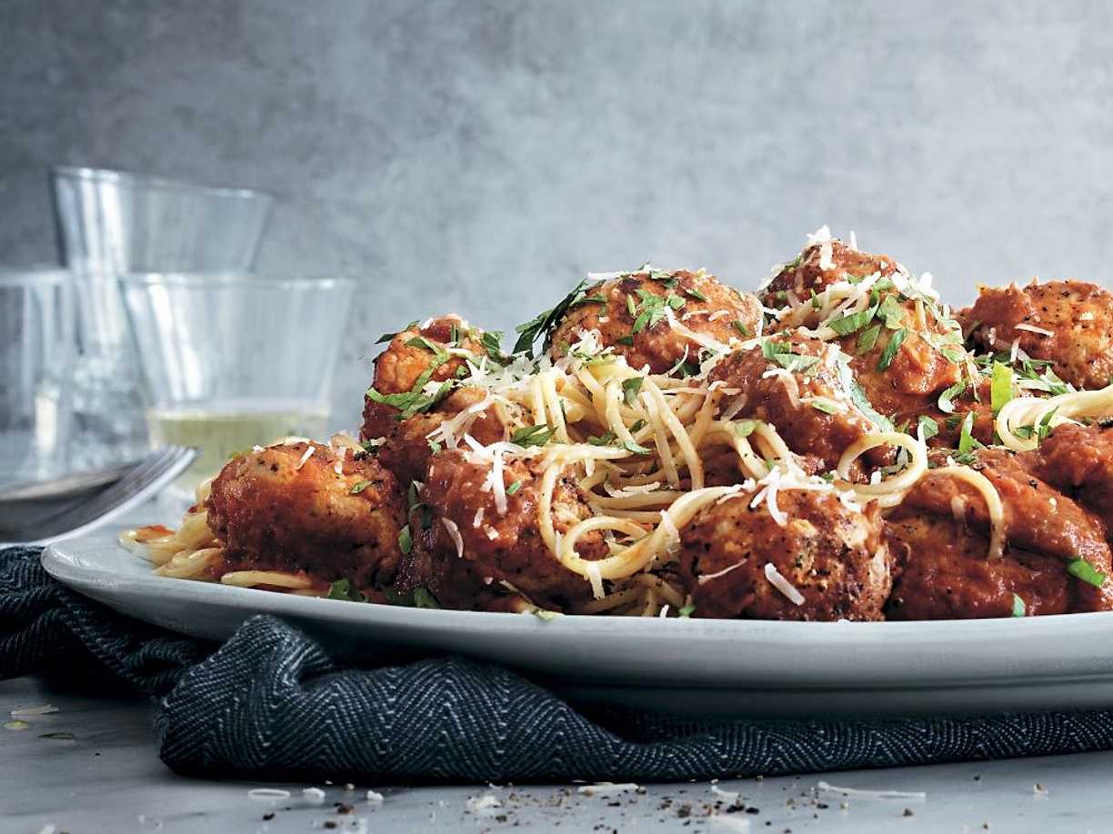 Italienska kycklingbullar med tomatsås och spaghetti