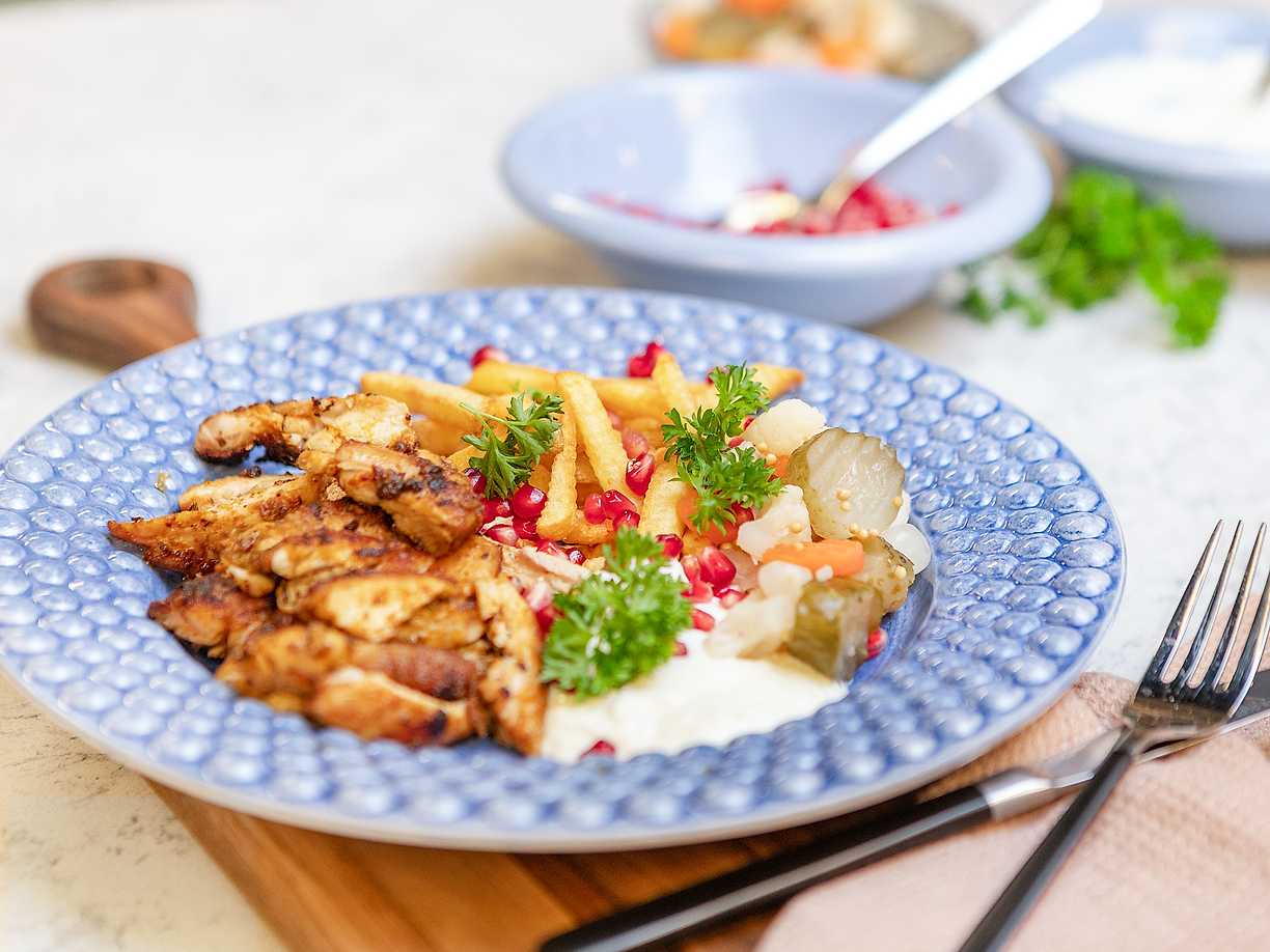 Kycklingkebab med vitlöksdressing och pommes