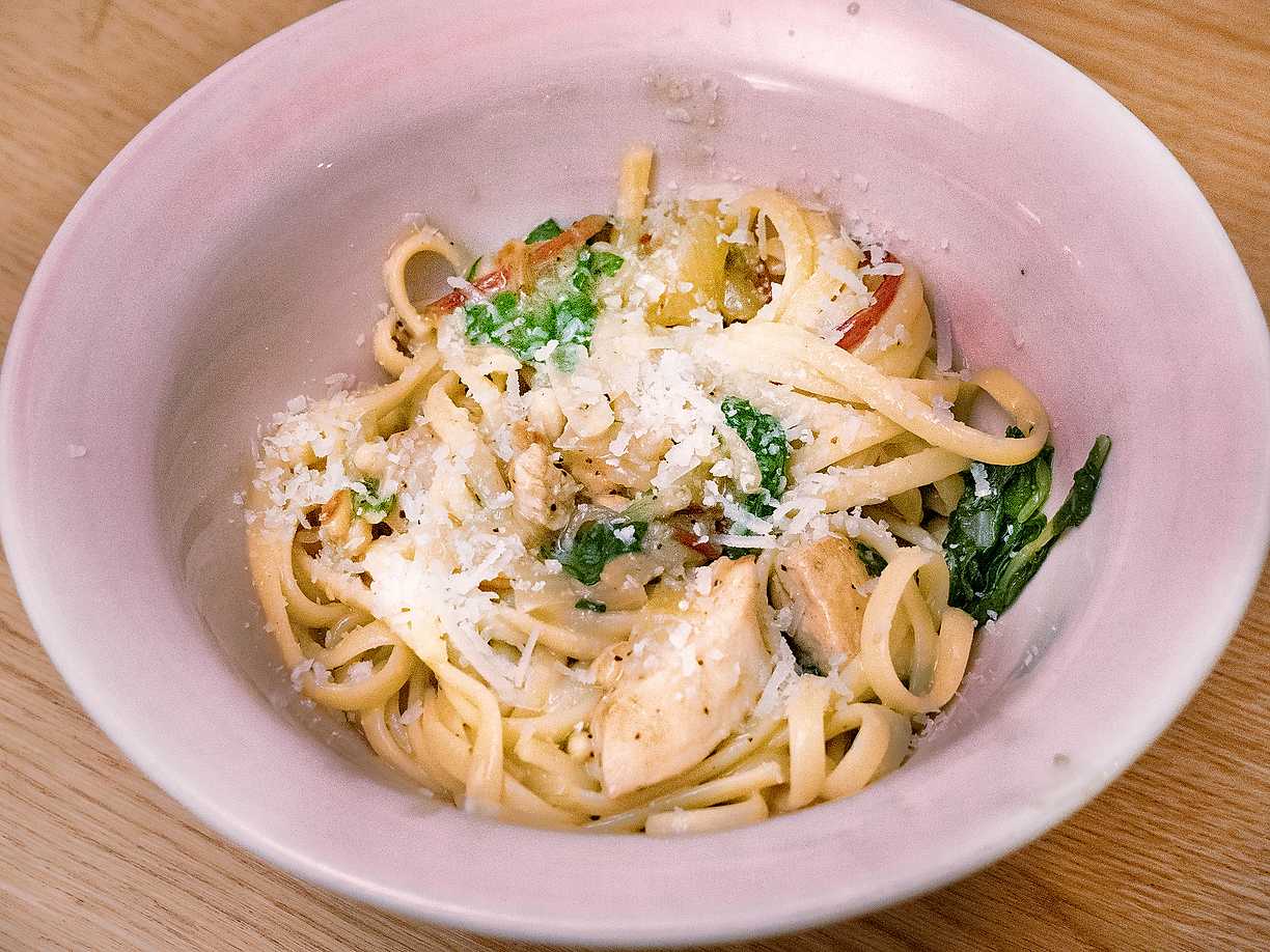 Kycklingpasta med mangold och pinjenötter