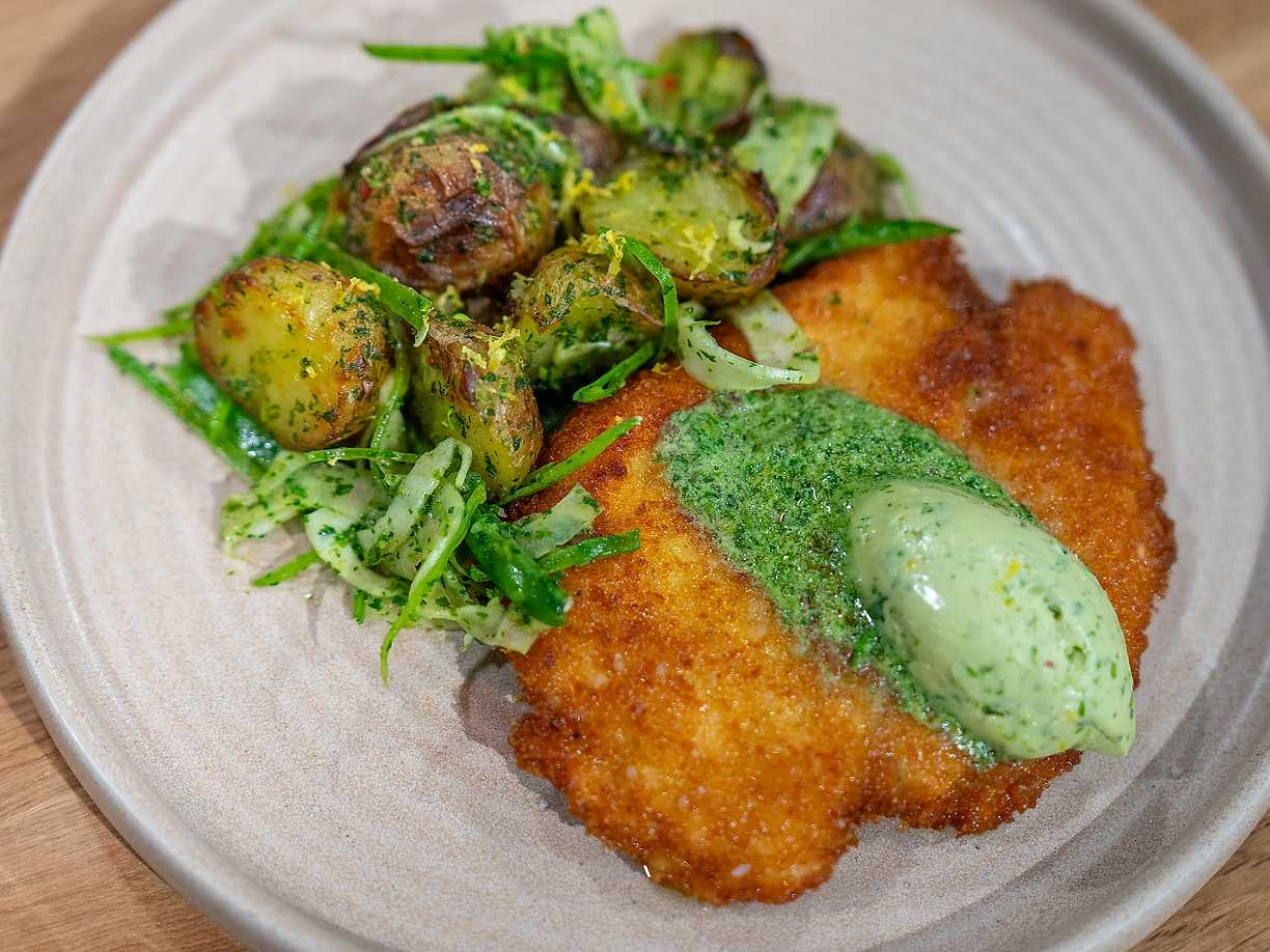 Kycklingschnitzel med sardell- och örtsmör