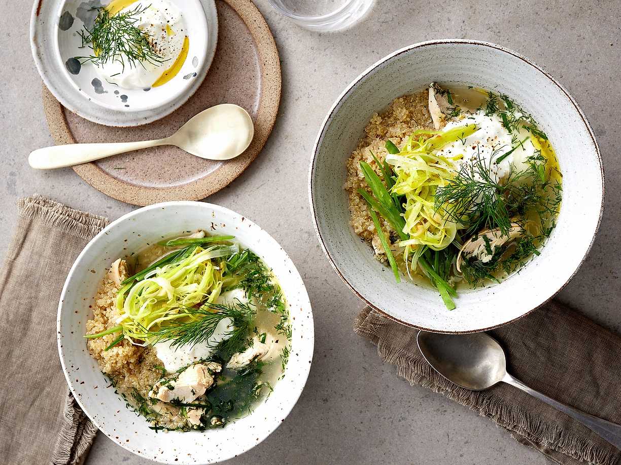 Kycklingsoppa med quinoa och yoghurt