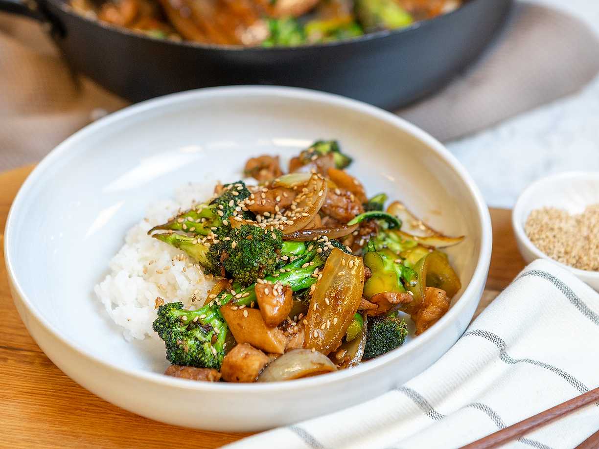 Kycklingwok med lök och broccoli