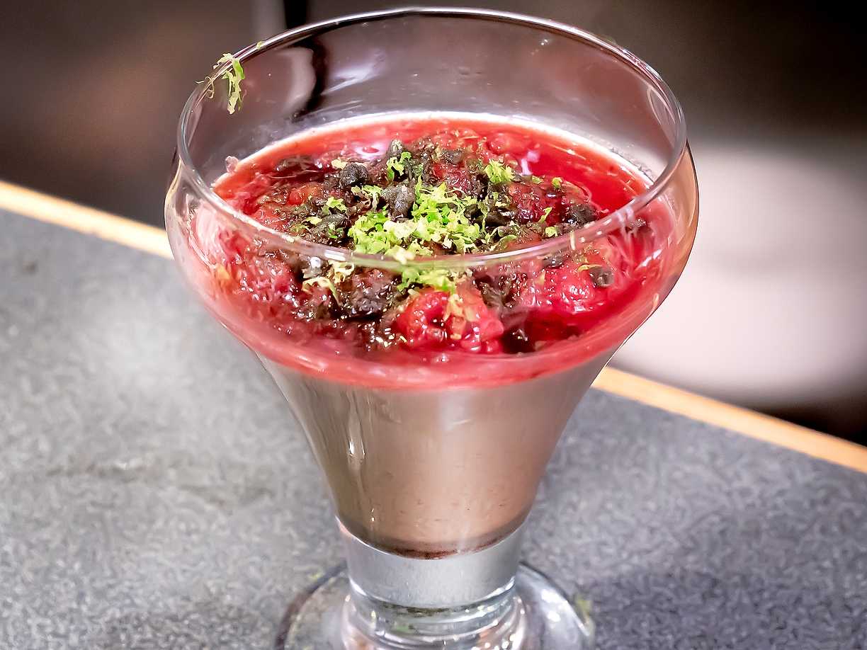 Lakritspannacotta med limemarinerade bär
