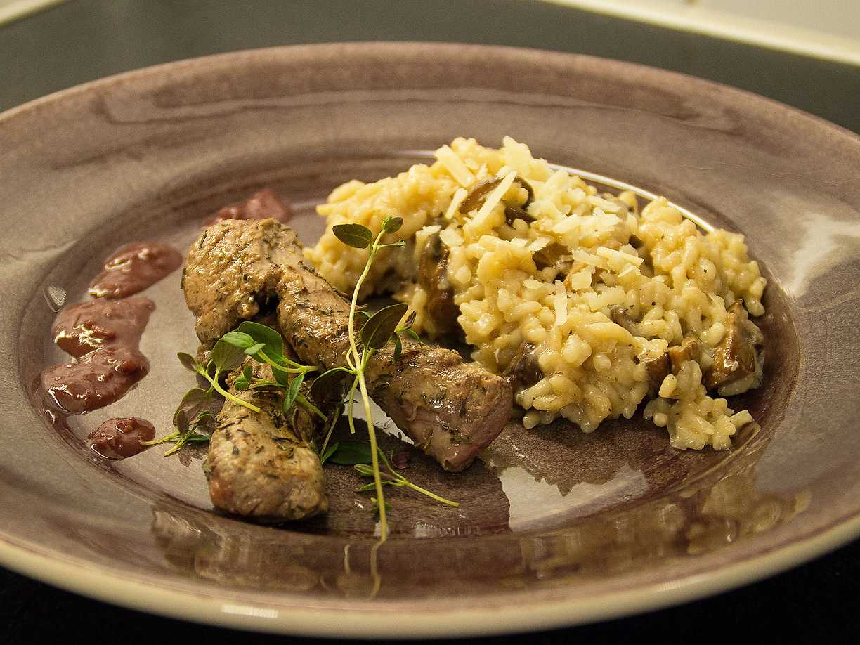 Lammfilé med svamprisotto, serveras med hallon och chokladsås Köket.se