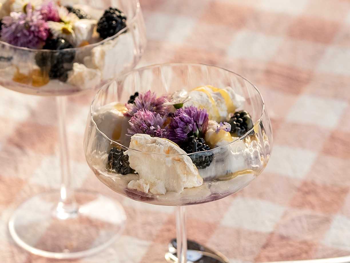 Lavendelglass med mandel och maräng