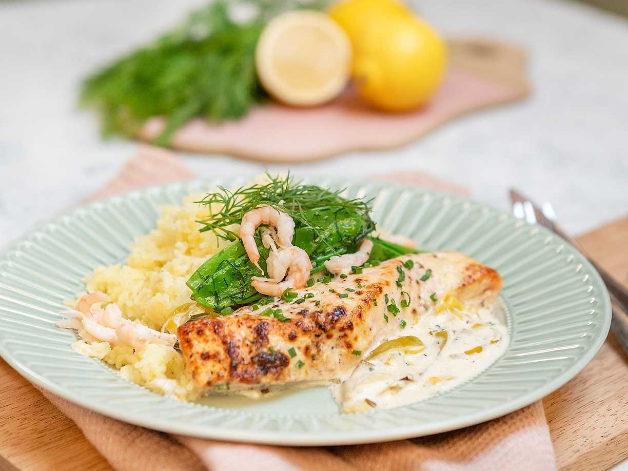 Lax i krämig citronsås med räkor och pressad potatis