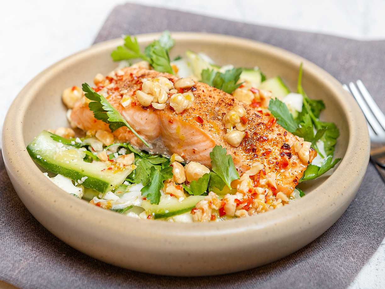 Lax i ugn med gurksallad och chilinötter