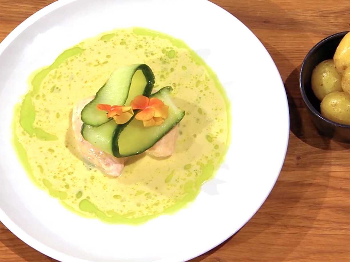 Laxqueneller i vitvinssås