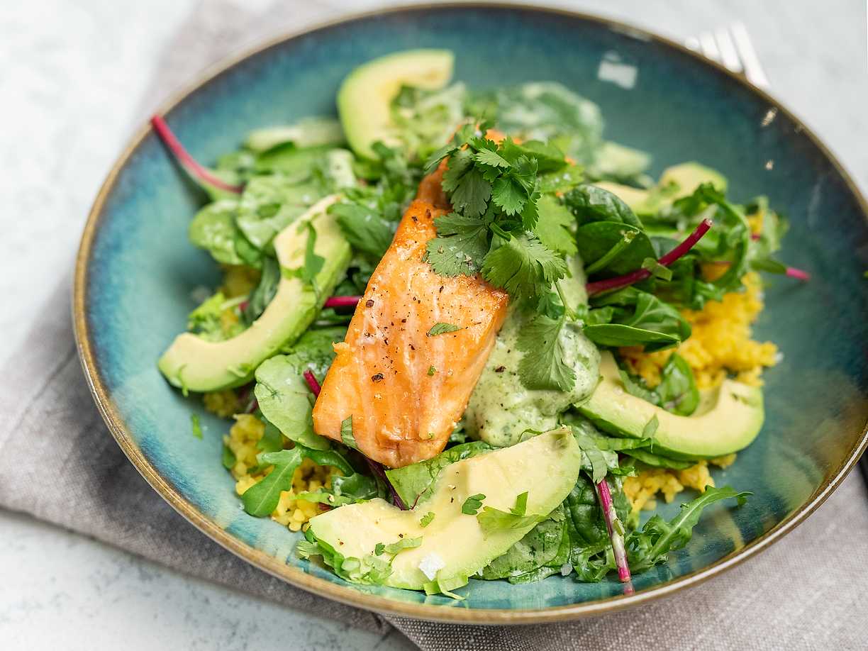 Laxsallad med bulgur, avokado och korianderdressing
