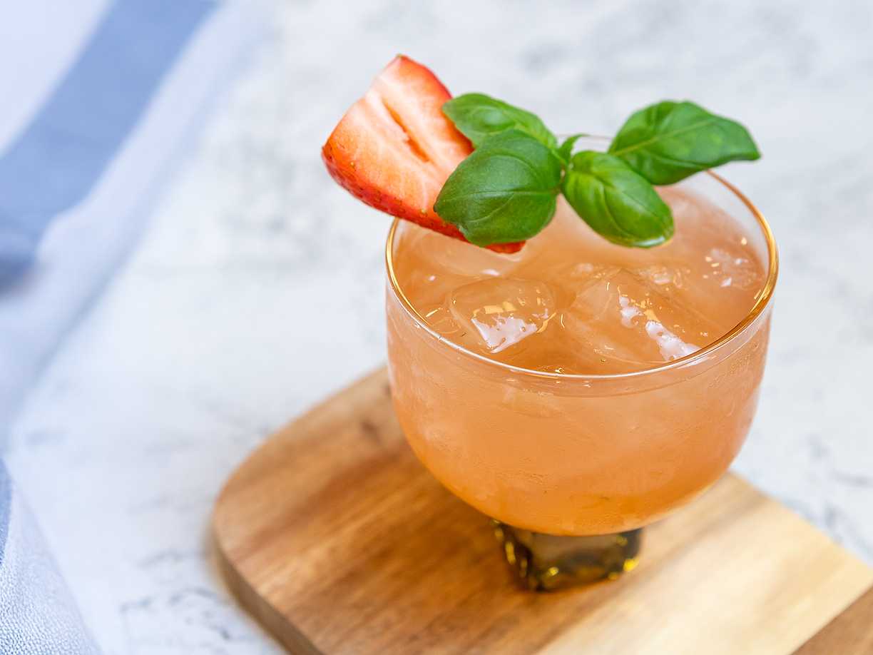 Lemonad med jordgubb och basilika