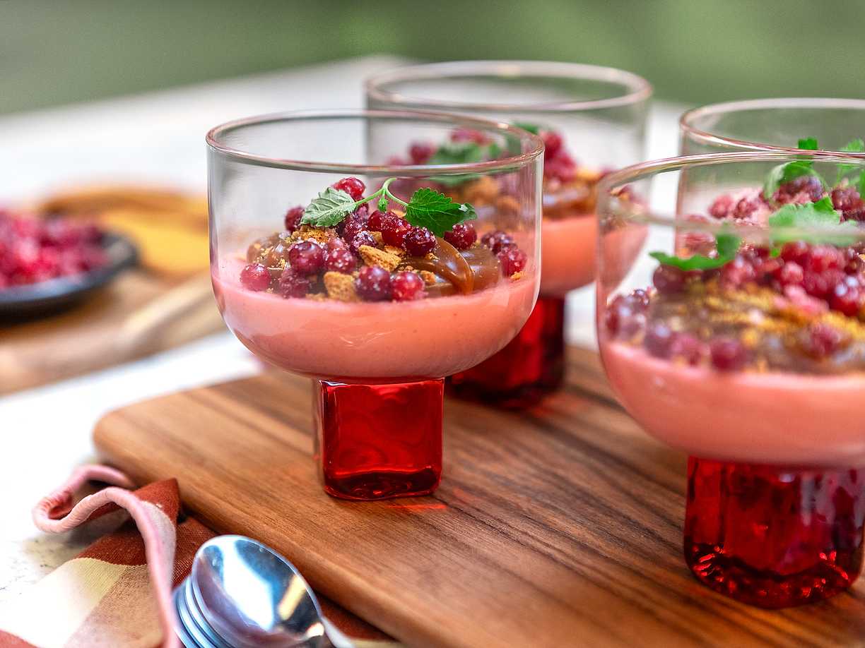Lingonpannacotta med kolasås