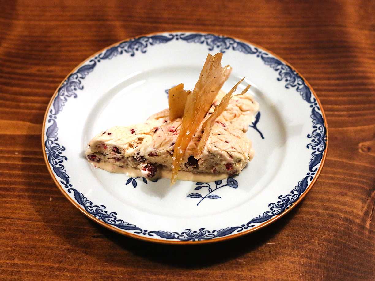 Lingonparfait med knäckbräck
