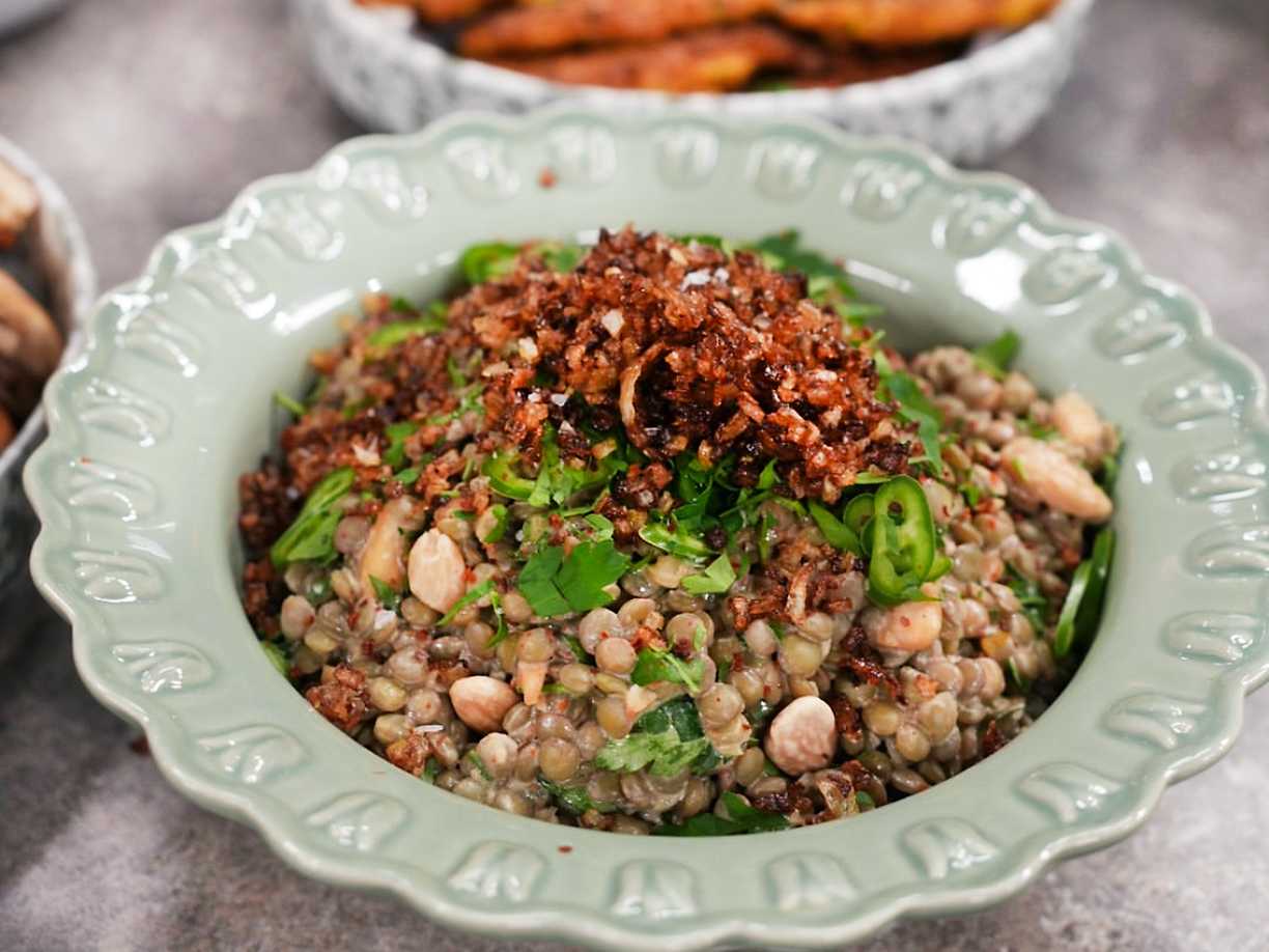 Linser med tahini och krispig lök