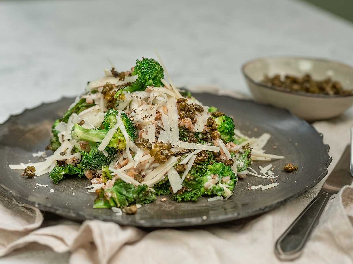 Ljummen sallad på grönkål, matvete och friterad kapris