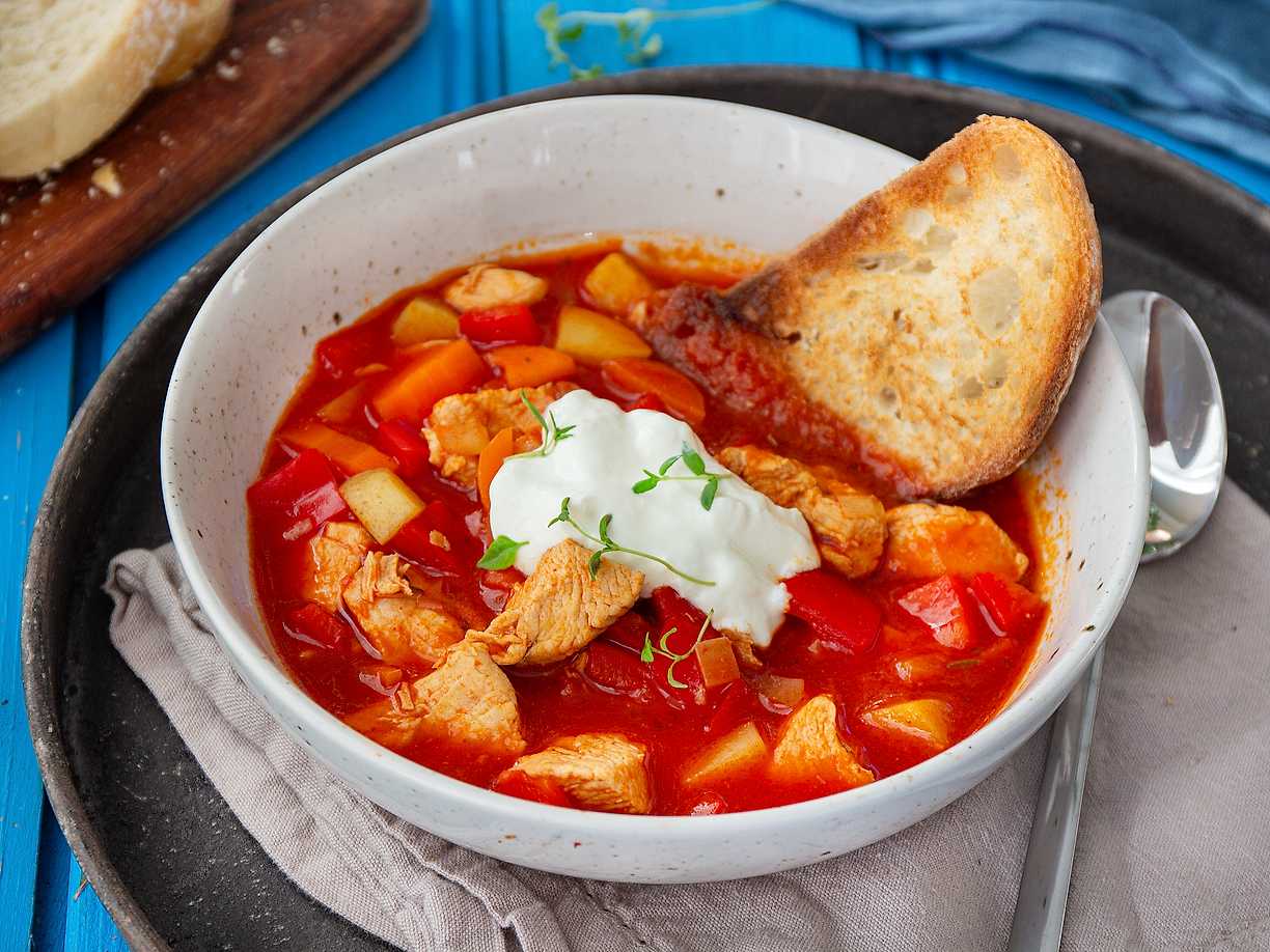 Värmande kycklingsoppa med paprika