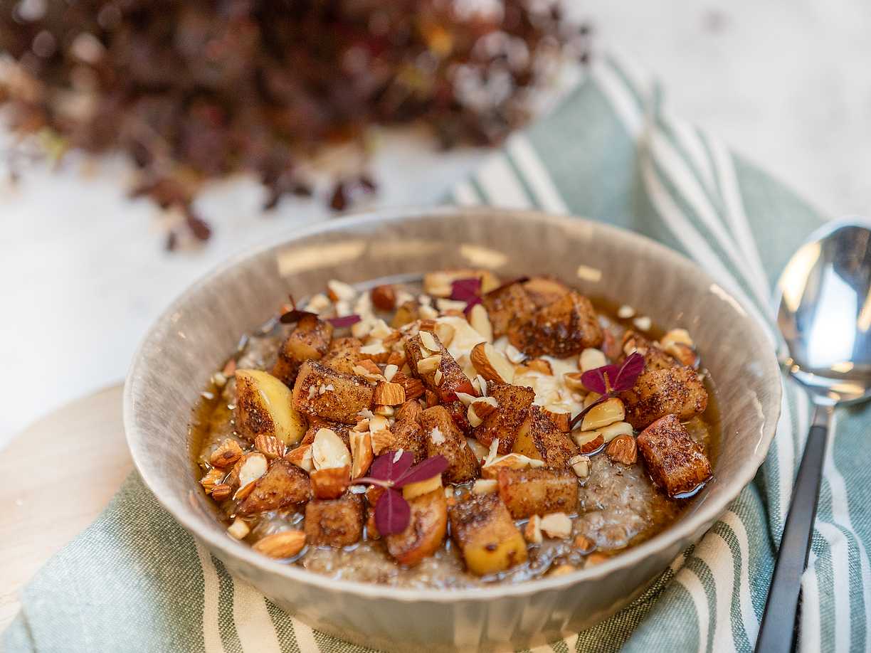Lyxgröt med kaneläpplen och mascarponekräm
