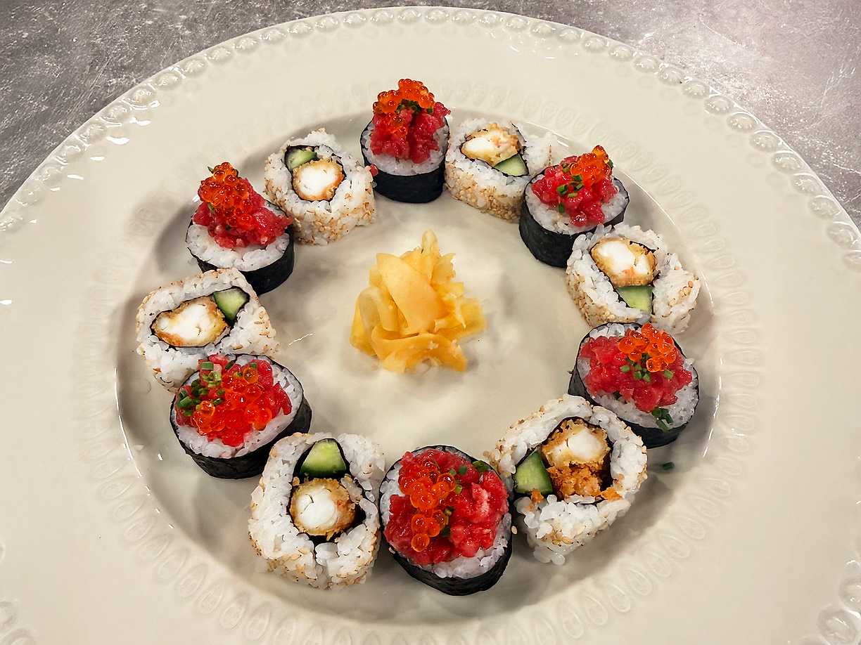Maki med bifftartar och regnbågsrom