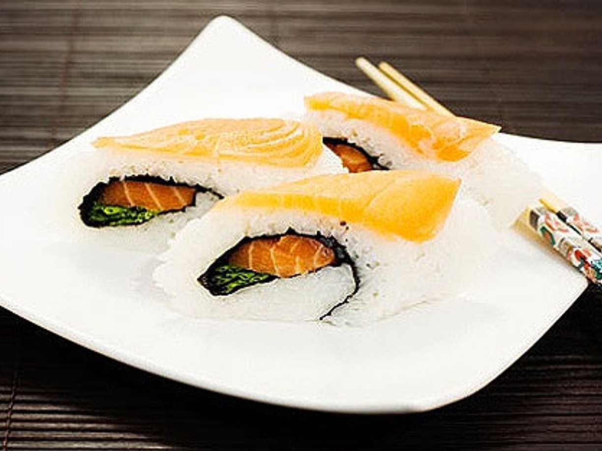 Spicy Inside Out Sushi Salmon Rolls Recept - Leila Lindholm