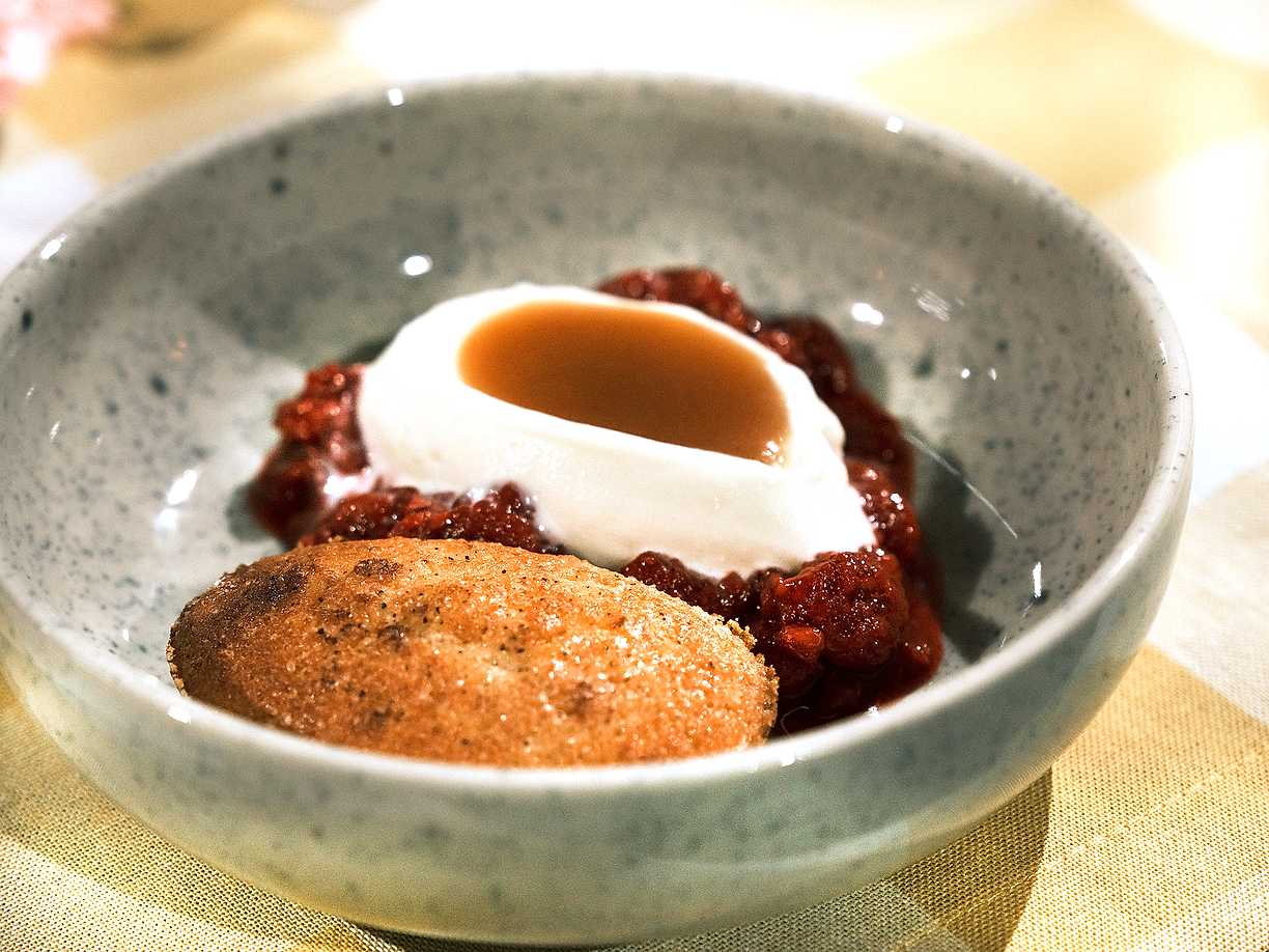Mandelkaka med getyoghurtsorbet och hallonkompott