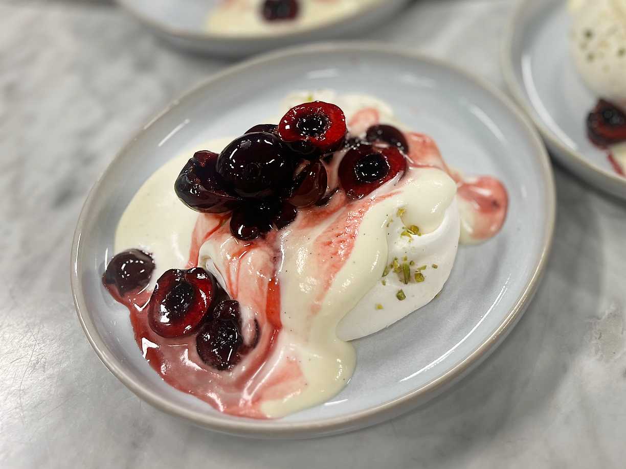 Maränger med pistage och körsbär