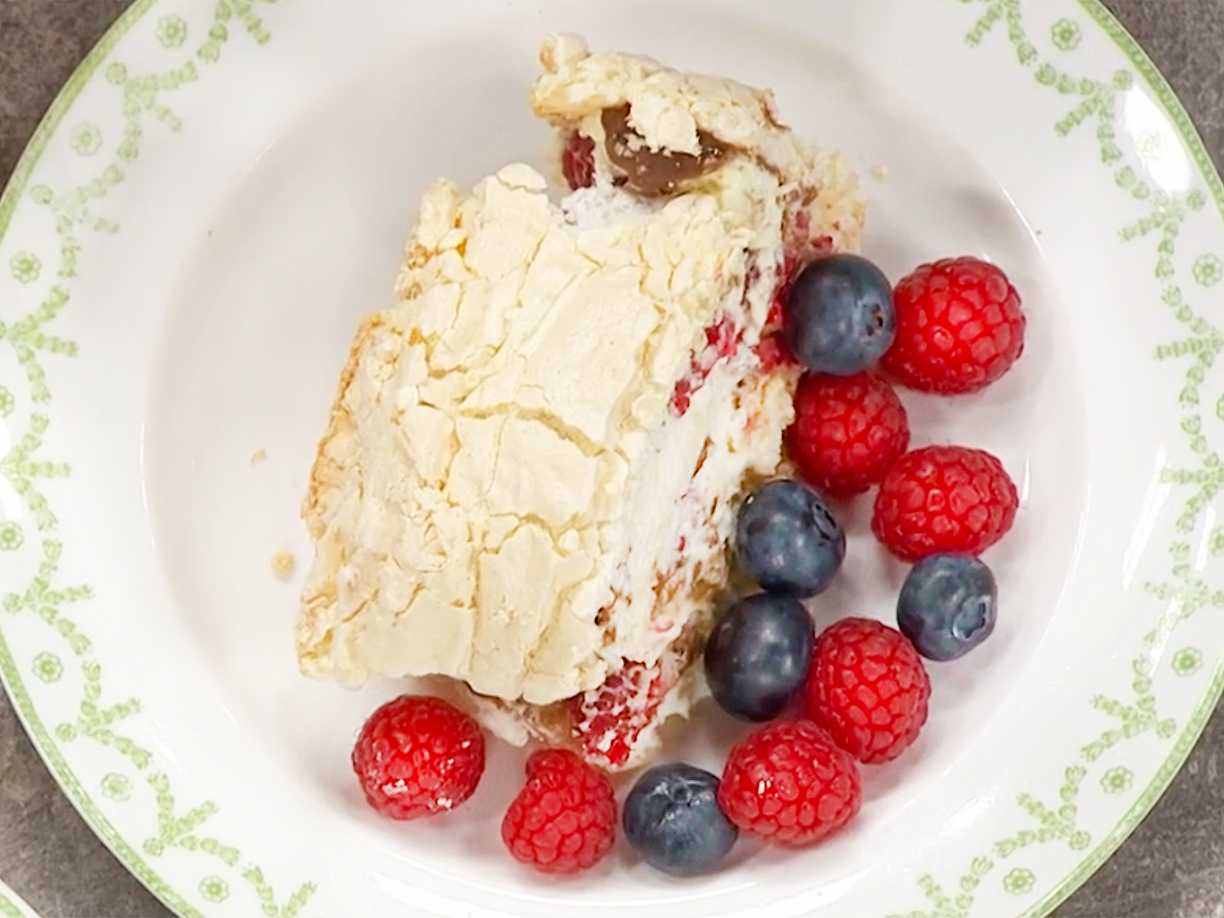 Marängrulltårta med hallon