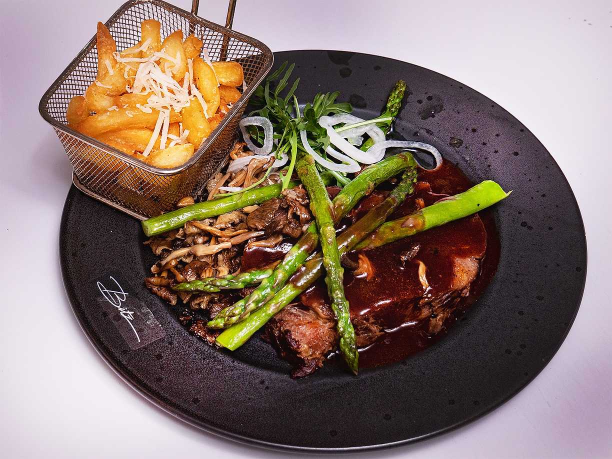 Marinerad entrecôte med pommes och balsamicosås