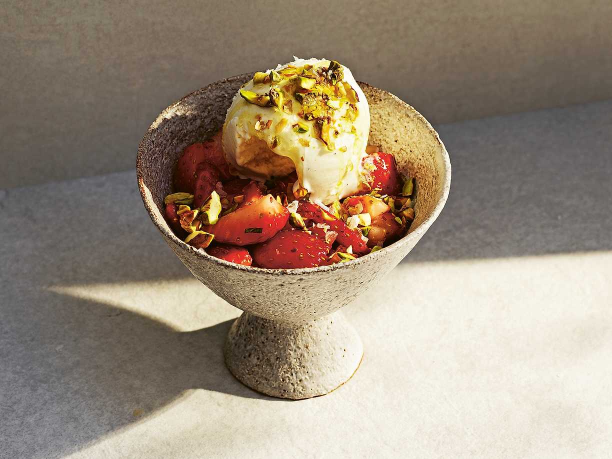 Marinerade jordgubbar med glass, olivolja och salt pistage