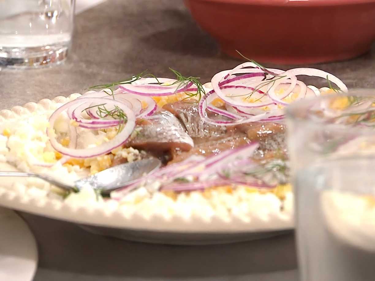 Matjessill med klassiska tillbehör