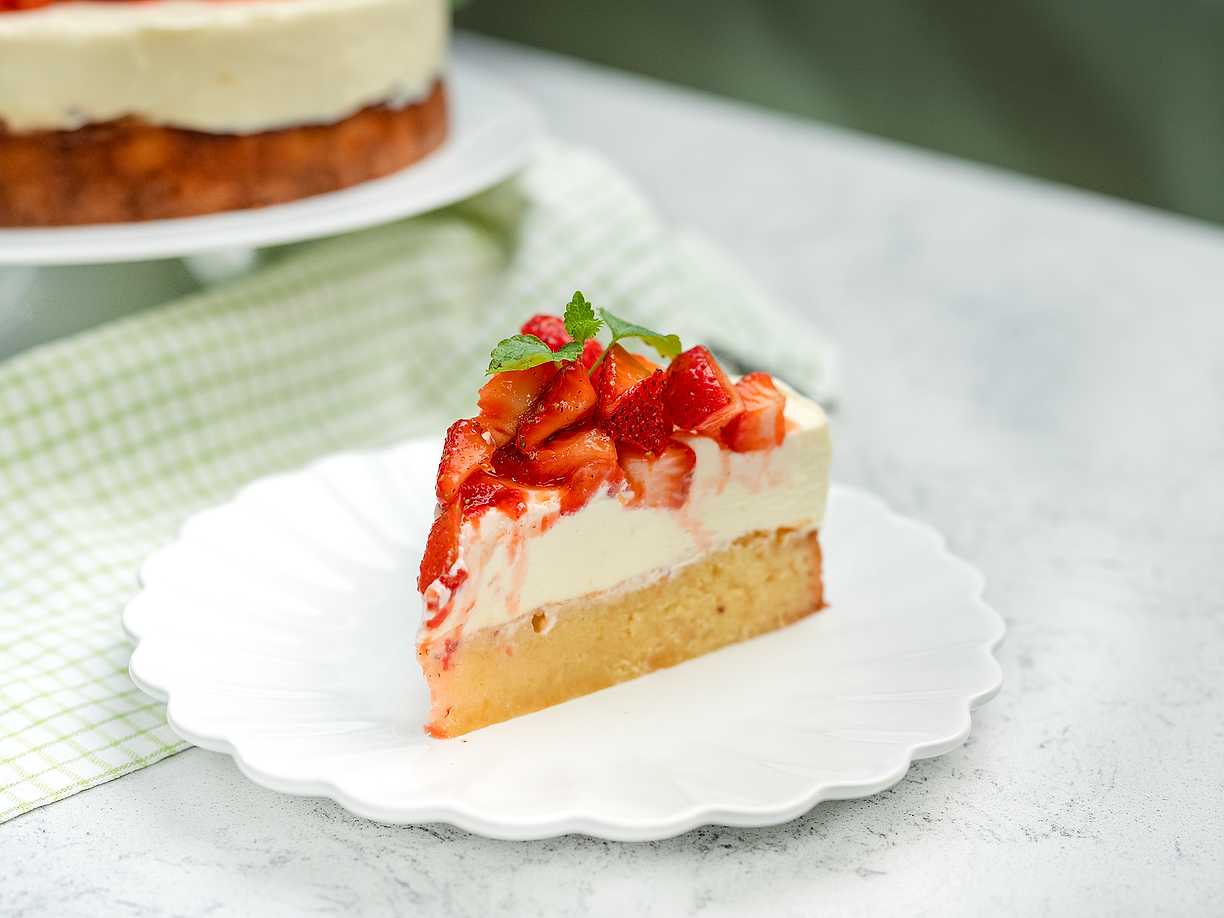 Mazarincheesecake med flädermarinerade jordgubbar