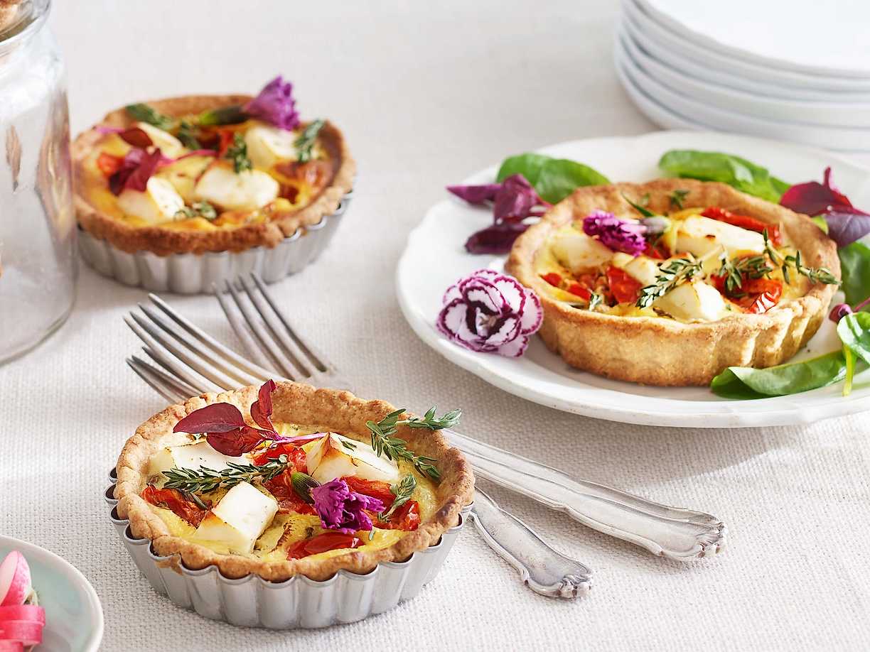 minipajer med fetaost och soltorkade tomater minipajer med fetaost och soltorkade tomater