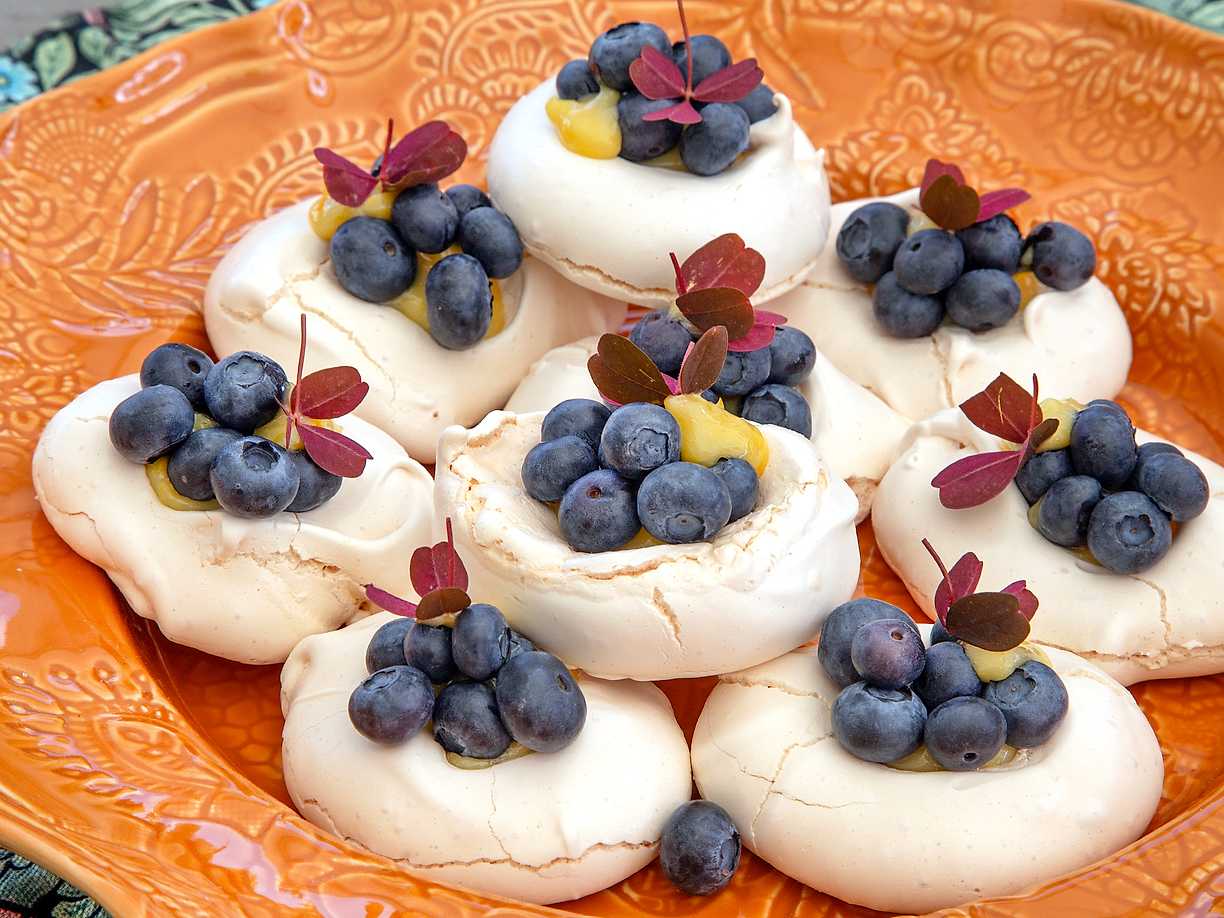 Minipavlova med lemon curd och blåbär