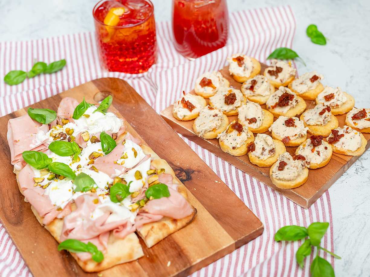 Minipinsa med mortadella och crostini med soltokad tomatkräm