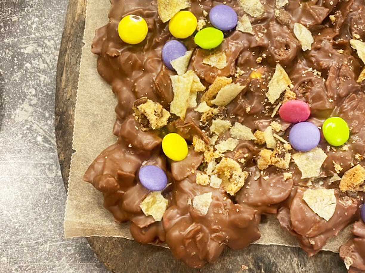 Mjölkchokladbräck med saltade chips, cookies och chokladknappar