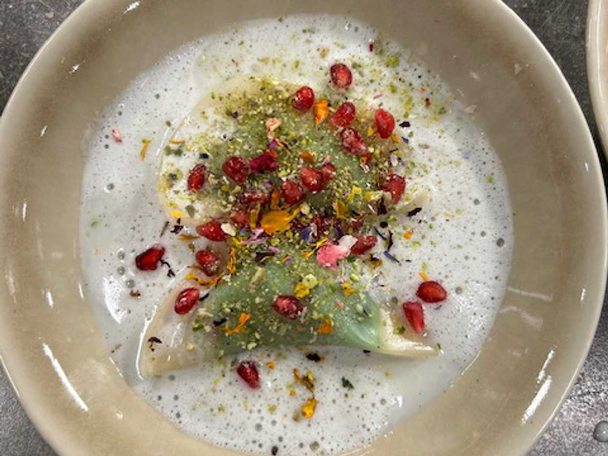 Mjölkpocherad gyoza med pistage, citron, vanilj och kardemummamjölk