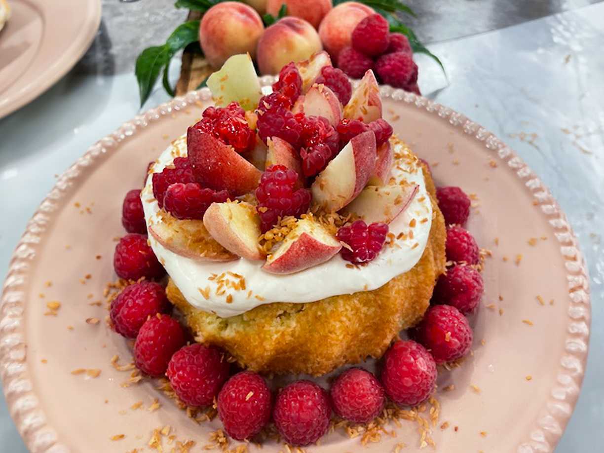 Mjuk kaka med hallon och persika